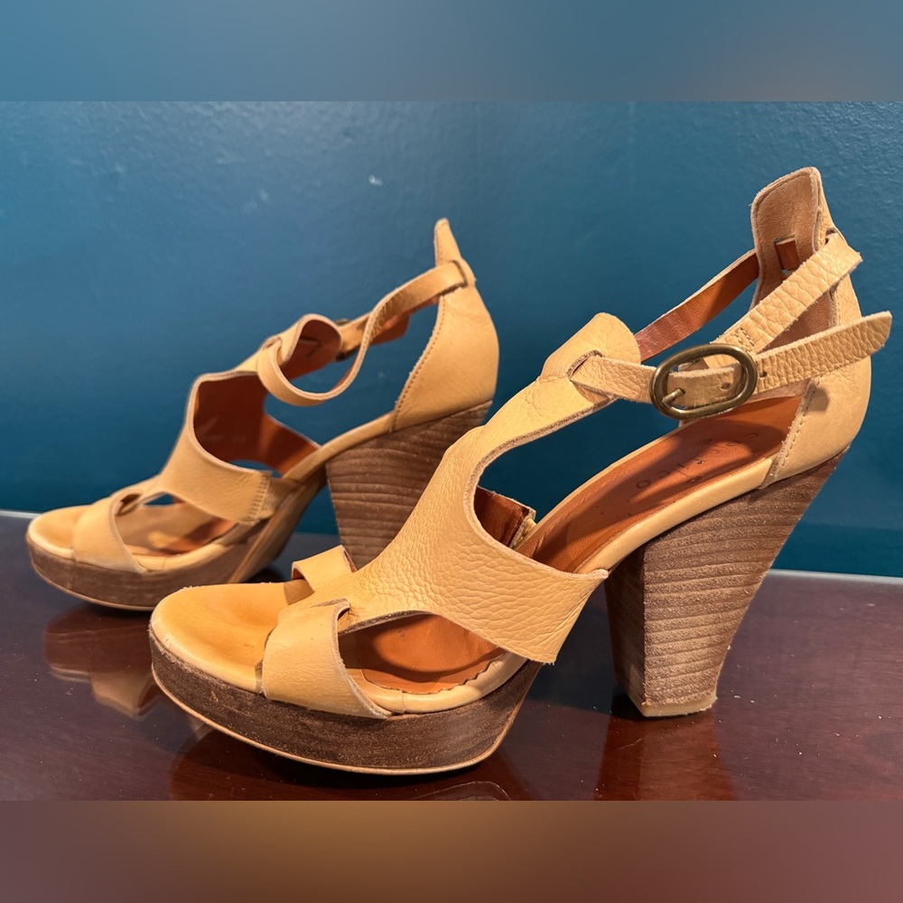 Coclico leather sandals with wooden heel. Size 8.5 39 EU.  Good used condition.